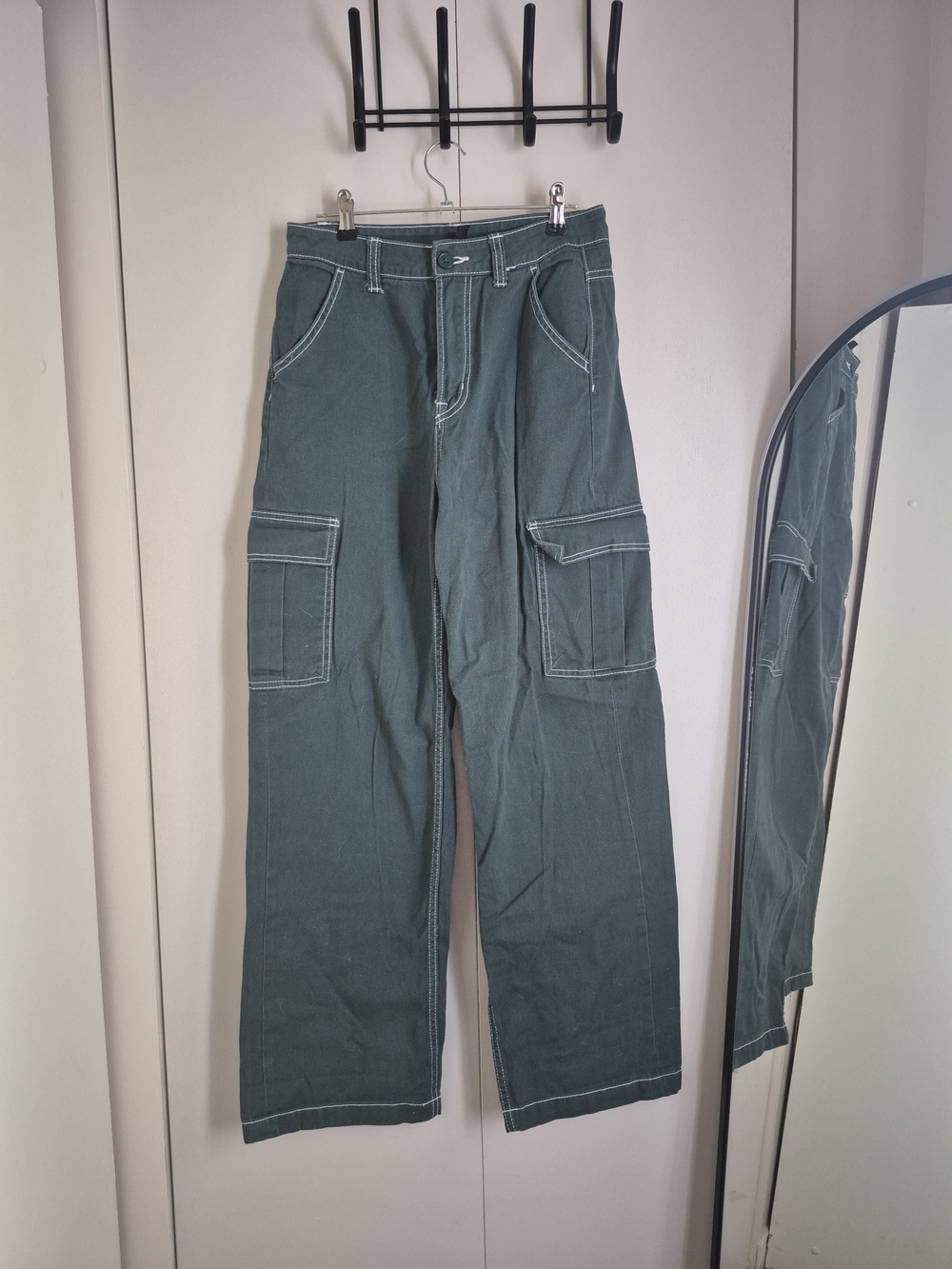 H&M Olive Green Wide-Leg Cargo Jeans with Contrast Stitching